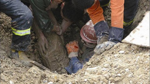 Fəhlə torpaq uçqunu altında qalaraq ÖLDÜ