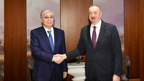 Tokayev İlham Əliyevi TƏBRİK ETDİ