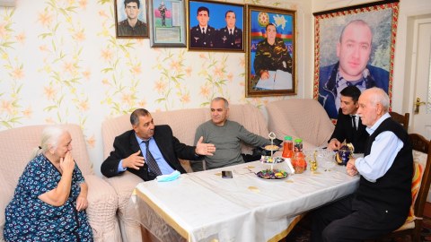 Naftalanda bayram ziyarətləri davam edir