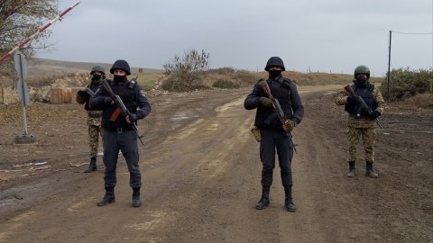 Cəbrayılda polis bir neçə şəxsdə silah-sursat aşkarladı