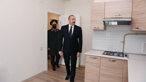 Prezident şəhid ailələri və hərbçilər üçün nəzərdə tutulmuş evlərlə tanış olub - YENİLƏNİB