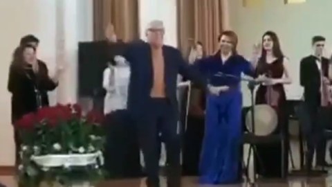 Fərhad Bədəlbəyli rəqsi ilə tələbələri coşdurdu - VİDEO