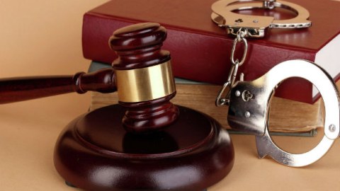 Həkimi şantaj edən baş redaktorun məhkəməsi başladı