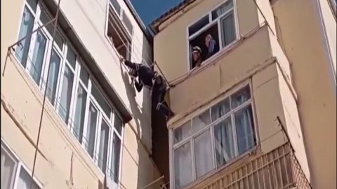 Beşinci mərtəbədə köməksiz qalan uşaq xilas edildi - VİDEO
