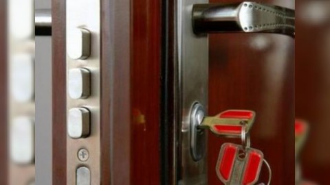 Qapı arxasında köməksiz vəziyyətdə qaldı