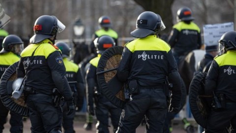 Amsterdamda aksiya - Polislə etirazçılar toqquşdu