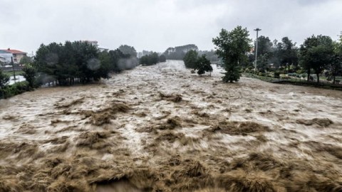 İranda daşqın - Ölənlər var