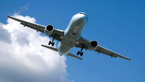 İstanbula uçan təyyarə təcili eniş etdi