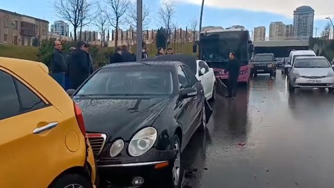 Bakıda avtobus maşınlara çırpıldı - VİDEO