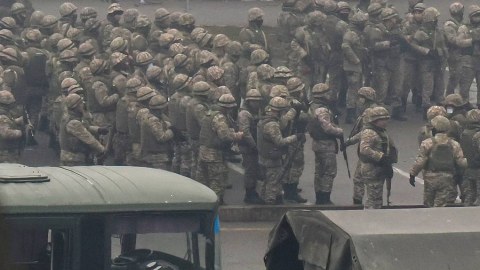 Qazaxıstanda son vəziyyət: Xüsusi təyinatlılar prezident iqamətgahını mühasirəyə alıb