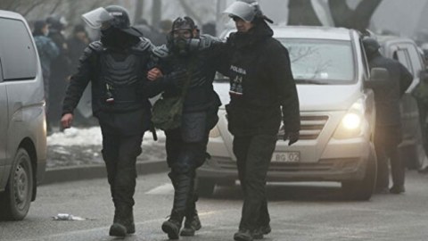 Almatıda iğtişaşlarda 12 polis öldürülüb