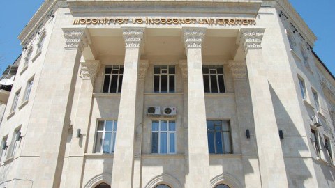 Adları divara yazılan tələbələr: 