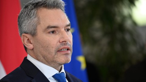 Kansler koronavirusa yoluxdu