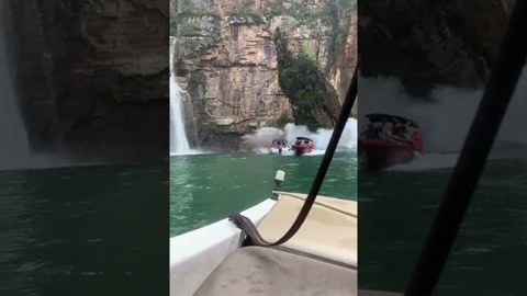 Turistlərin qayığının üzərinə qaya parçası düşdü - Video