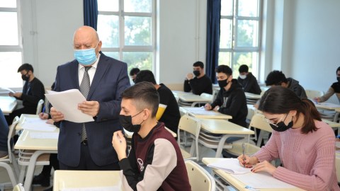 Rektor imtahanların gedişini izlədi