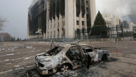 Qazaxıstanda universitet rektorunun oğlu avtomobilində öldürüldü
