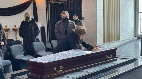 Vəzirovun tabutu başında ağlayan qadın kim idi? - FOTO