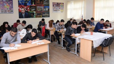 Məktəbi vaxtında bitirə bilməyən 517 nəfər attestat alacaq