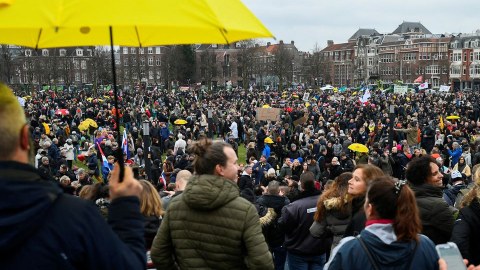 Amsterdamda COVID qadağaları əleyhinə kütləvi aksiyalar