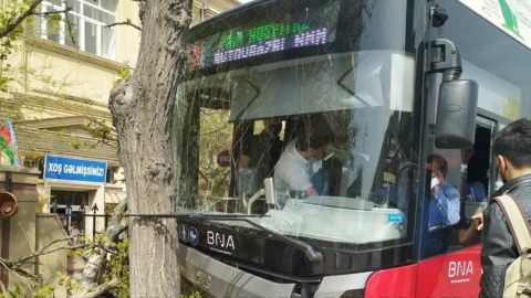 Paytaxtda iki avtobus qəzası - Xəsarət alan var