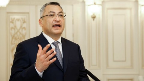 Prezident Rövşən Rzayevi təltif etdi