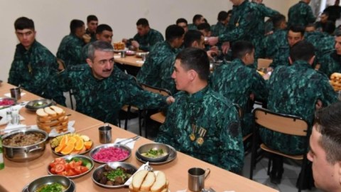 Elçin Quliyev əsgərlərlə nahar etdi - FOTOLAR