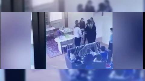 Tərbiyəçi ilə valideyn arasındakı davanın VİDEOSU