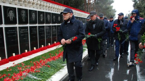 Səttar Möhbalıyev Şəhidlər xiyabanını ziyarət edib