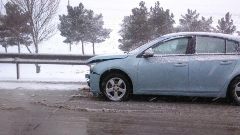 Qarlı hava qəzaya səbəb oldu - Yaralılar var