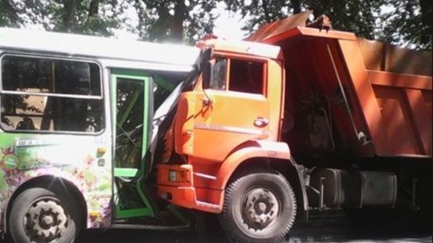 Sərnişin avtobusu “KamAZ”a çırpıldı - Xəsarət alan var