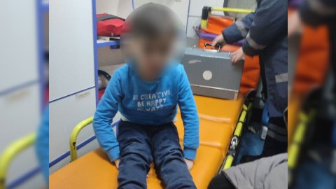 Uşağın ayağı eskalatorun pilləkənləri arasında qaldı - VİDEO