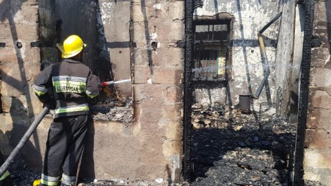 80 yaşlı qadın evində yanaraq öldü
