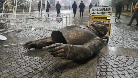 Nazarbayevin dağıdılan heykəlinin aqibəti necə olacaq?