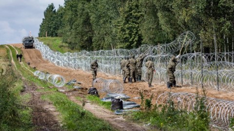 Polşa Belarusla sərhədə yeni divar tikir