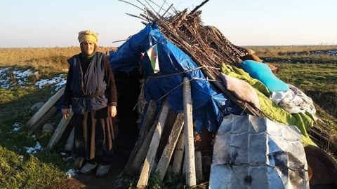 Çöllükdə yaşayan qadın xəstəxanaya yerləşdirildi - FOTOLAR