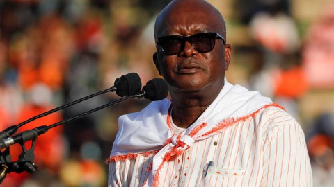 Burkina Fasoda hərbi çevriliş - Prezident istefa verdi