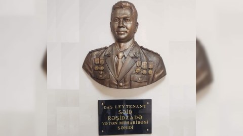 Şəhid baş leytenantın barelyefi qoyuldu 