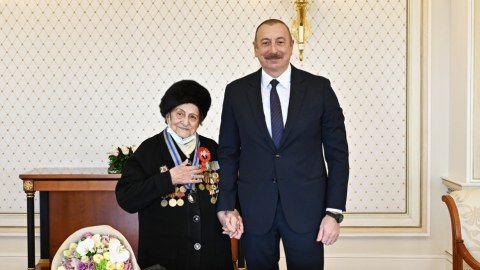 Prezidentin 100 yaşlı Fatma Səttarova ilə səmimi SÖHBƏTİ - YENİLƏNİB