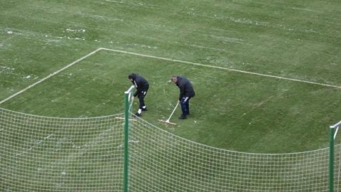 Qurban Qurbanov futbolçularla meydanın qarını təmizlədi - FOTOLAR