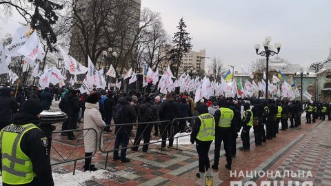 Kiyevdə polislə etirazçılar arasında toqquşma