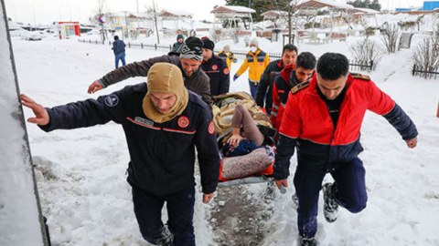 İstanbulda hamilə qadını xəstəxanaya xilasedicilər çatdırdı - FOTO