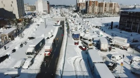 İstanbulda sürücülər 33 saat yolda qalıb - FOTOLAR