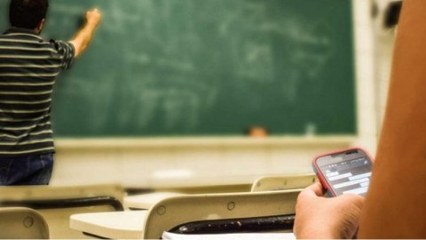 Hamı əlində telefon məktəbdə qalmaqal axtarır - SƏBƏB