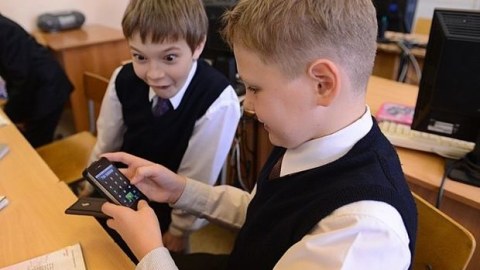Şagirdlərin məktəbdə telefon istifadəsilə bağlı yeni qaydalar hazırlanır - ÖZƏL