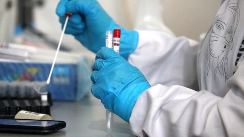 Gürcüstanda bir gündə minlərlə insan virusa yoluxdu