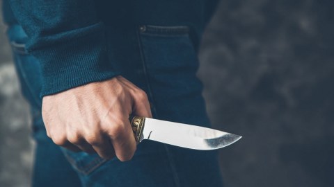 Şagird sinif yoldaşını bıçaqladı - QAZAXDA