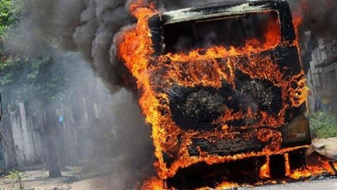 Yanaşı dayanan yük maşınları YANDI