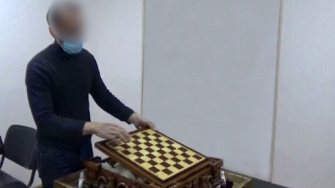 Şahmat lövhəsindən narkotik vasitə çıxdı - FOTOLAR