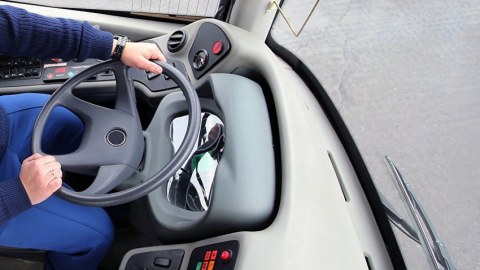 Avtobus sürücüsünü döyüb burnunu sındırdılar