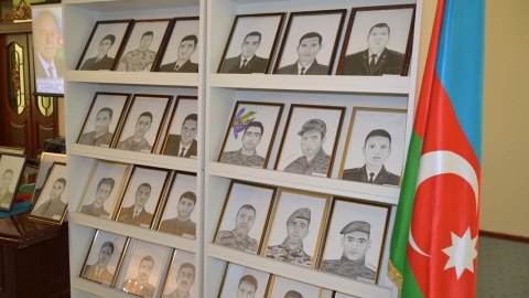 Şəhidlərin portretləri ailələrinə təqdim edilib 